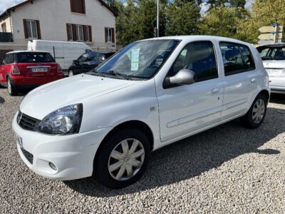 RENAULT – CLIO II – Berline – Essence sans plomb – Blanc