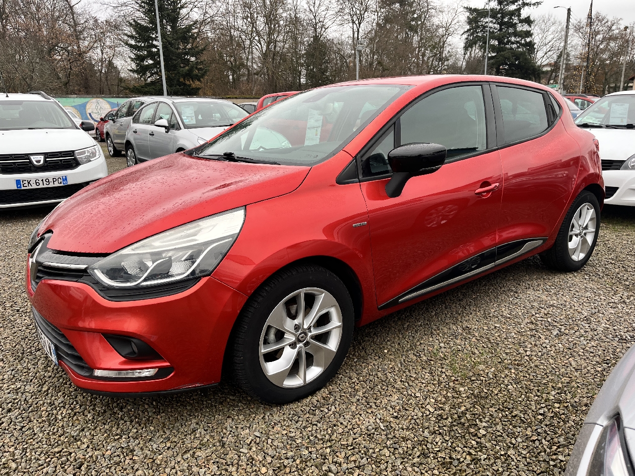 RENAULT – CLIO IV – Berline – Essence sans plomb – Rouge